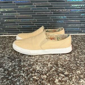 Vionic Groove slip ons. Beige. Size 8